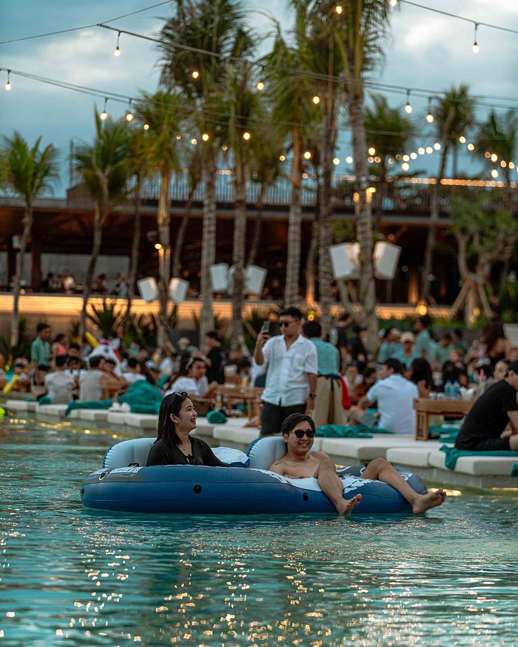 pasangan sedang menikmati kolam atlas beach club bali